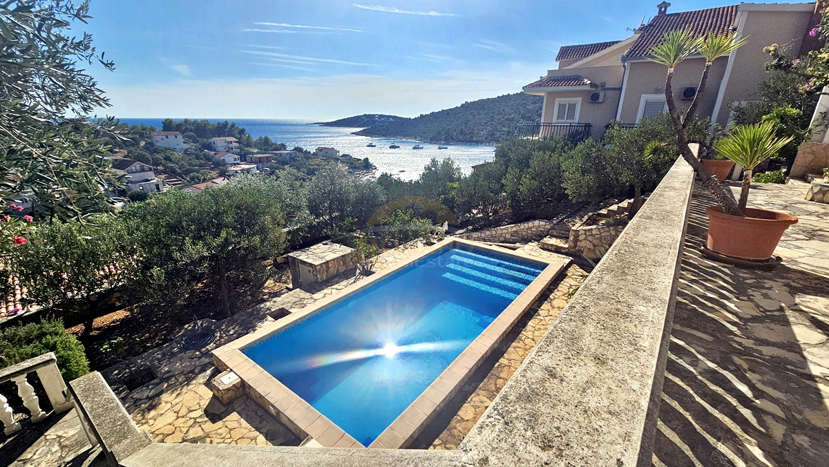 Bellissima casa dalmata a Sevid in ottima posizione con piscina e vista